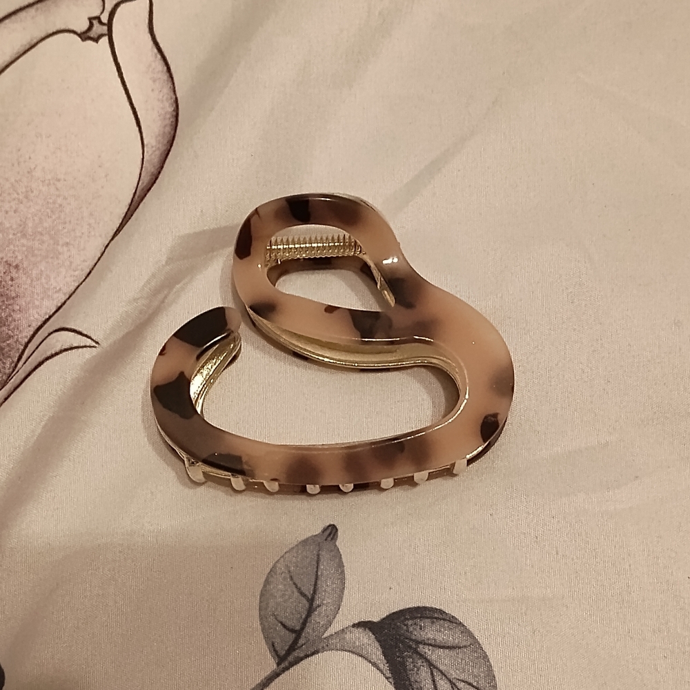 3/$10 🌟 NEW Tortoise Shell Hair Clip